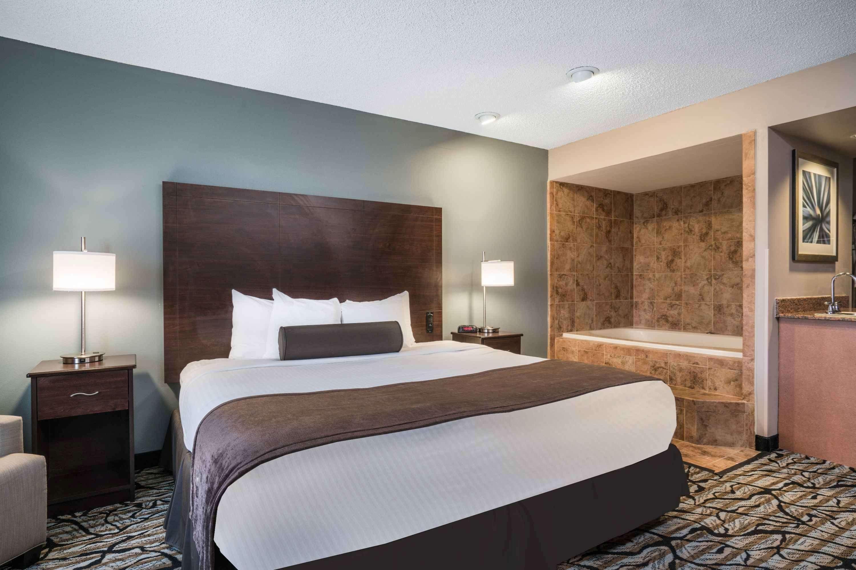 Days Inn & Suites By Wyndham Wausau Εξωτερικό φωτογραφία
