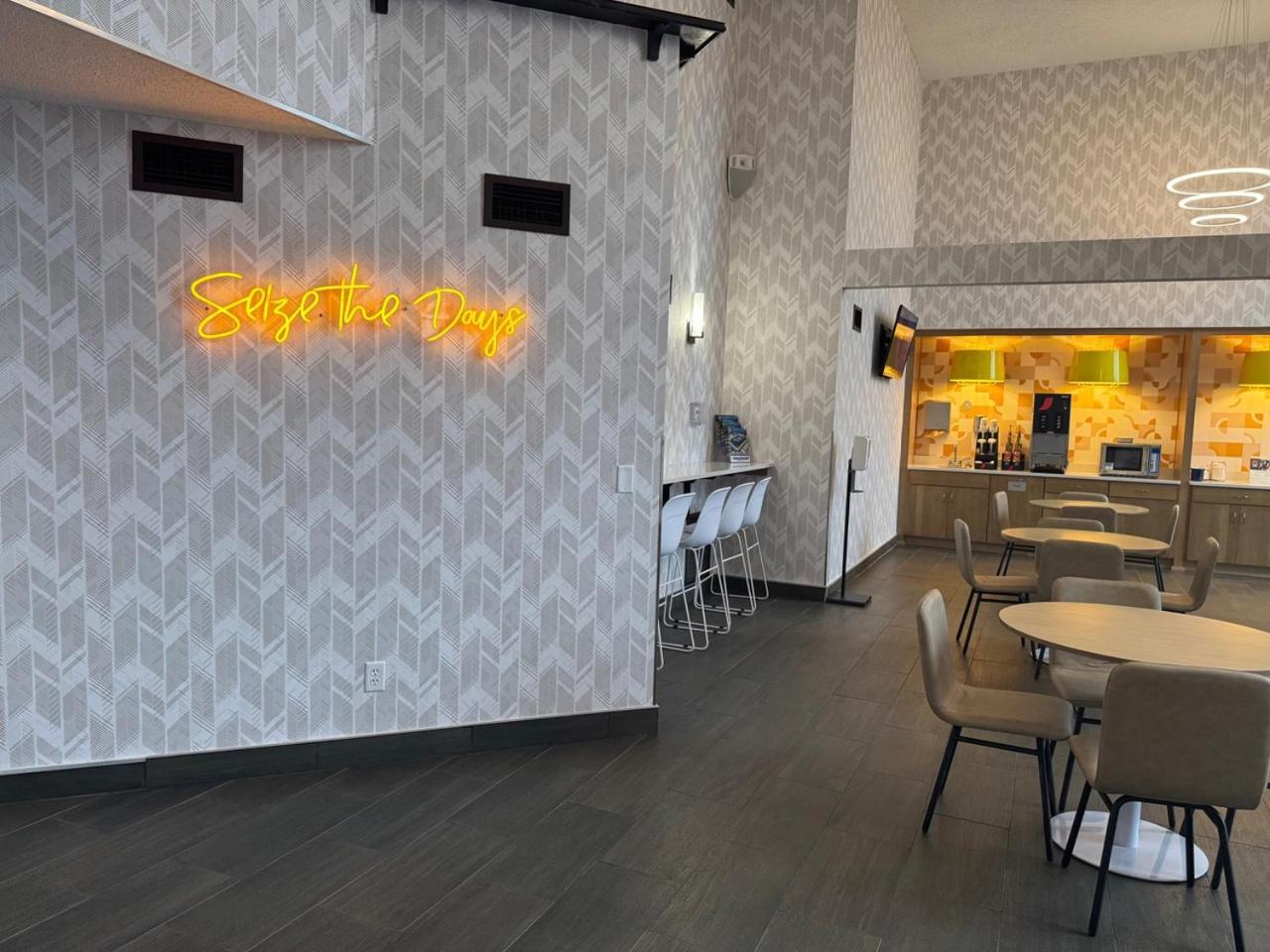 Days Inn & Suites By Wyndham Wausau Εξωτερικό φωτογραφία