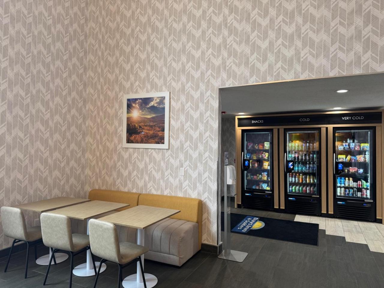Days Inn & Suites By Wyndham Wausau Εξωτερικό φωτογραφία