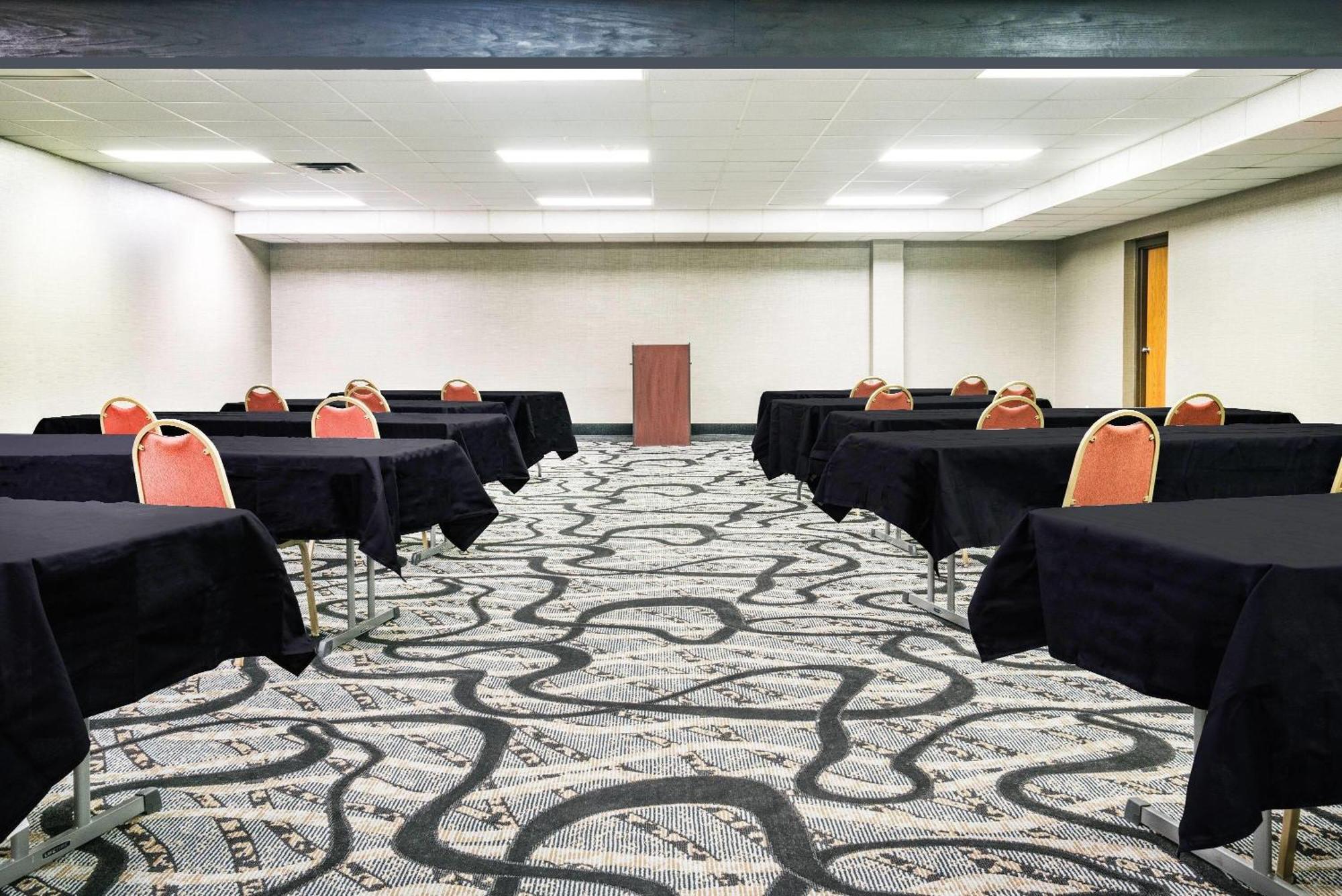 Days Inn & Suites By Wyndham Wausau Εξωτερικό φωτογραφία