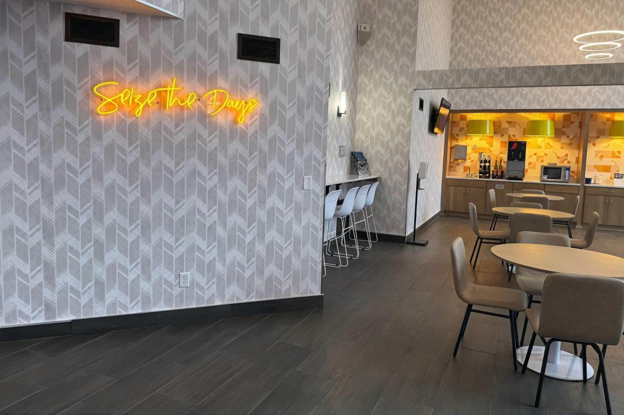 Days Inn & Suites By Wyndham Wausau Εξωτερικό φωτογραφία
